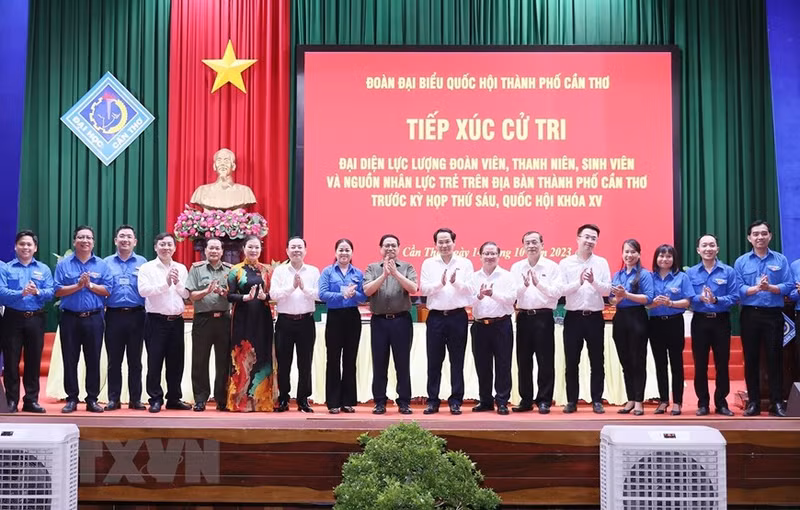 El primer ministro de Vietnam, Pham Minh Chinh, con votantes de la ciudad de Can Tho. (Fuente: VNA)