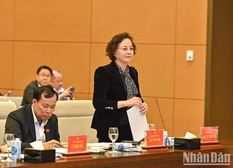 La ministra del Interior, Pham Thi Thanh Tra, habla en la reunión.