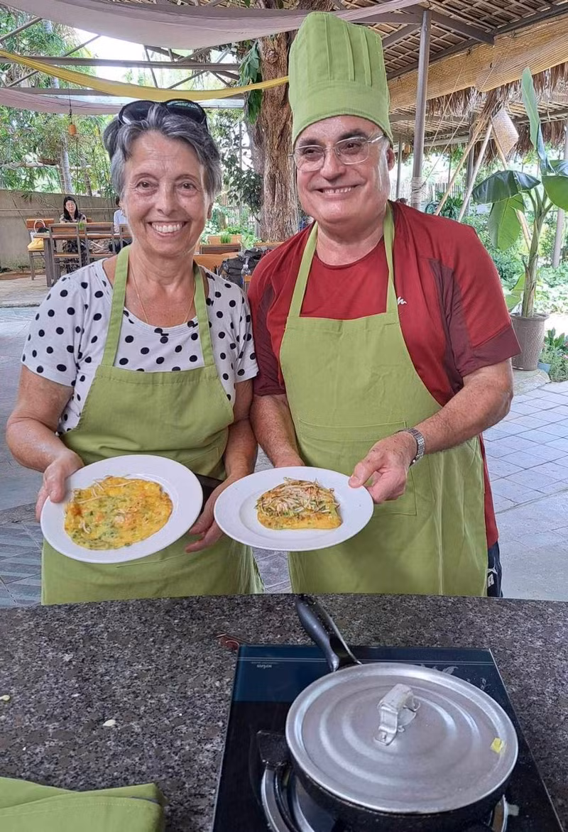 Los viajeros españoles asisten a una clase sobre cómo hacer Nem Lui y Banh Xeo y otras delicias locales.
