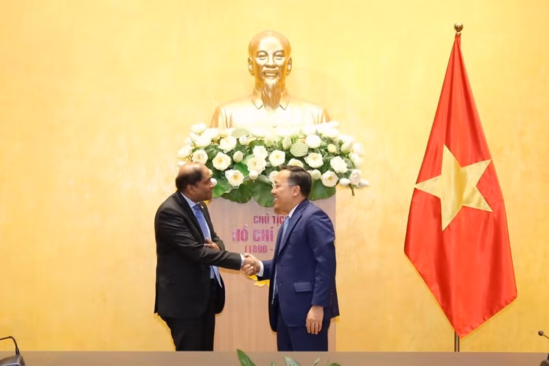 El viceministro de Industria y Comercio de Vietnam, Nguyen Hoang Long (derecha), recibió a Jaya Ratnam, embajador de Singapur en Hanói. (Foto: dangcongsan.vn)
