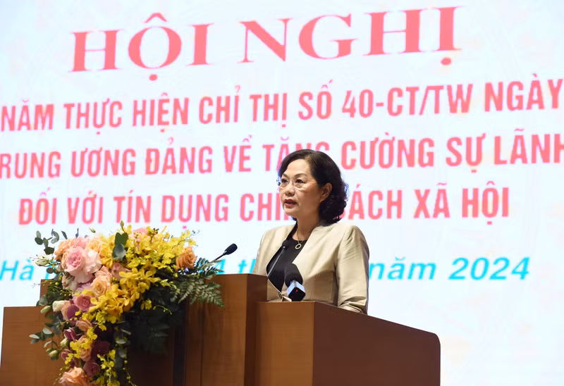 La gobernadora del Banco Estatal de Vietnam, Nguyen Thi Hong, habla en el evento.