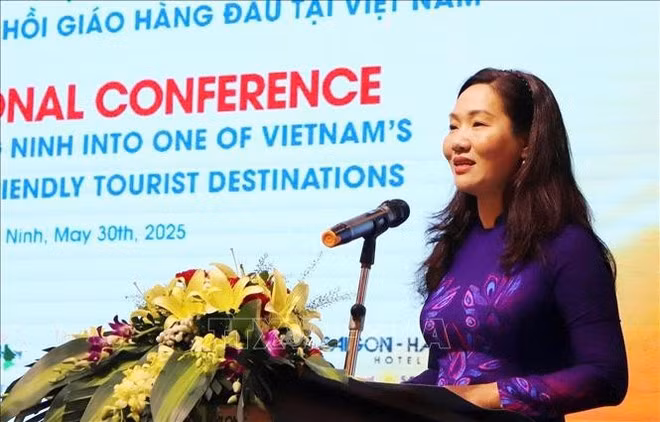 La vicepresidenta del Comité Popular de Quang Ninh, Nguyen Thi Hanh, interviene en la cita. (Foto: VNA)