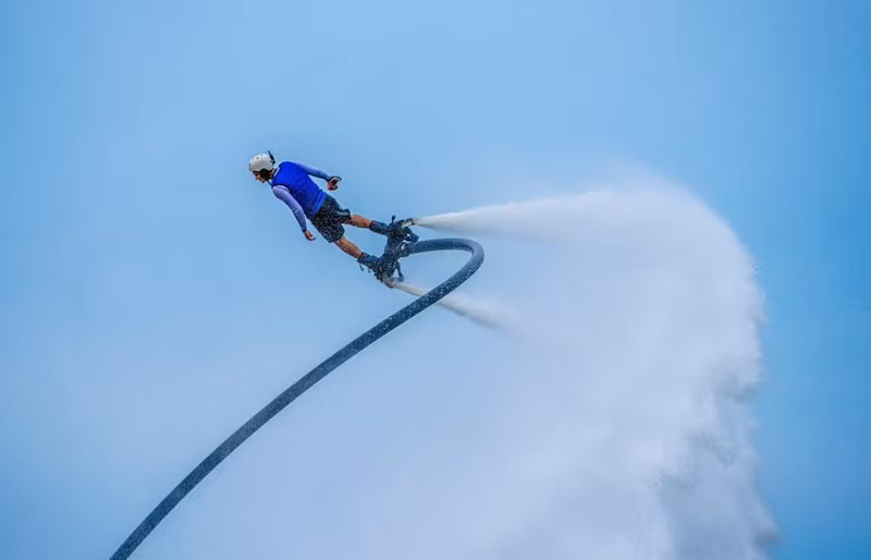 Las acrobacias en el agua con una altura de hasta 15 m se consideran una "especialidad" del espectáculo "Awaken River". (Foto: Equipo DNP)