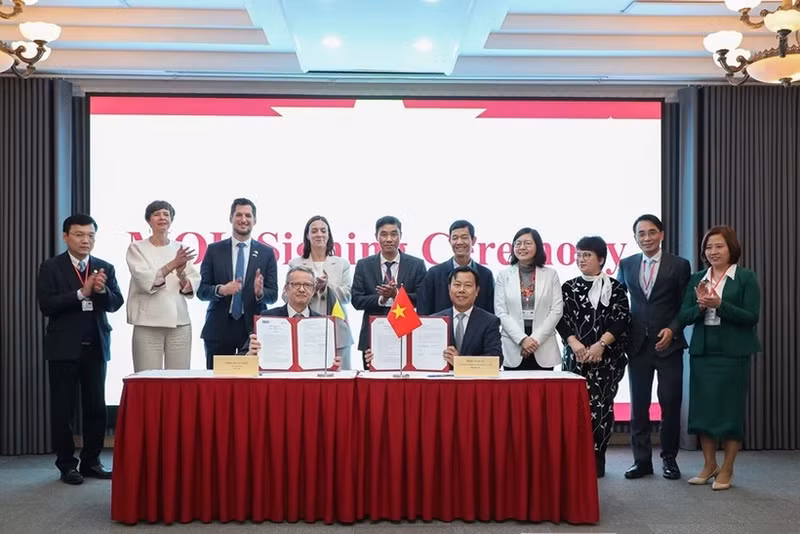La UNH firma acuerdos de cooperación con sus socios. (Foto: qdnd.vn)