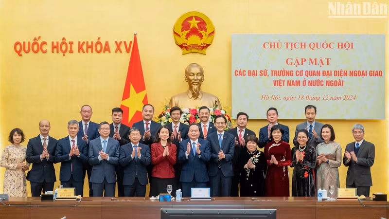 El presidente de la ANV, Tran Thanh Man, con embajadores y jefes de las representaciones diplomáticas vietnamitas en el exterior. 
