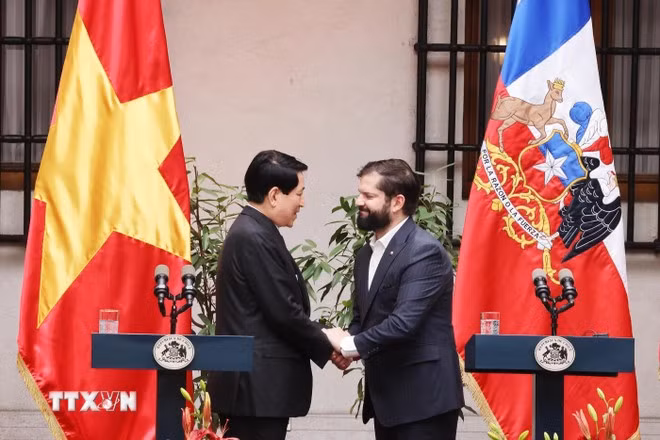 El presidente vietnamita, Luong Cuong, y su similar chileno, Gabriel Boric Font, en la rueda de prensa. (Foto:VNA)