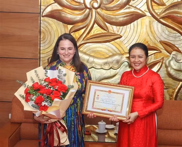 La embajadora Nguyen Phuong Nga, presidenta de la UOAV (derecha), entrega la insignia "Por la Paz y la Amistad entre los Pueblos" a Elisa Fernández Sáenz, representante de la Entidad de la ONU para la Igualdad de Género y el Empoderamiento de la Mujer. (Foto: VNA)