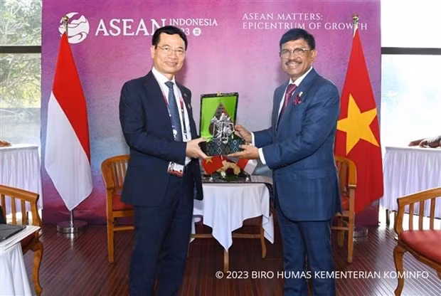El ministro de Información y Comunicación de Vietnam, Nguyen Manh Hung, y su homólogo indonesio Johnny G. Plate (derecha). (Foto: VNA)