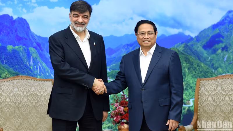 El premier Pham Minh Chính recibe al general de brigada Ahmad Reza Radan, jefe del Comando de Aplicación de la Ley de Irán. 