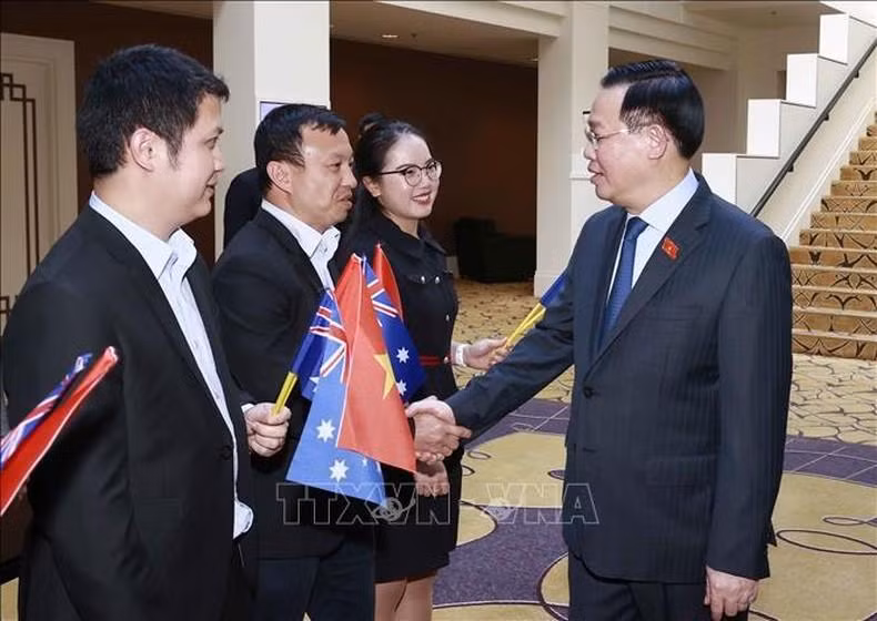 El dirigente parlamentario se reúne con vietnamitas residentes en Australia. (Fotografía: VNA) El dirigente parlamentario se reúne con vietnamitas residentes en Australia. (Fotografía: VNA)