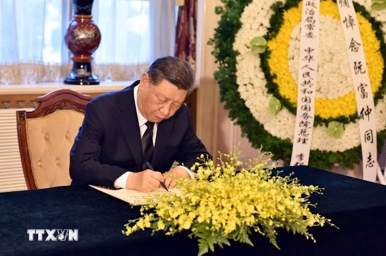 El máximo dirigente chino escribe en el libro de condolencias. (Foto: VNA)