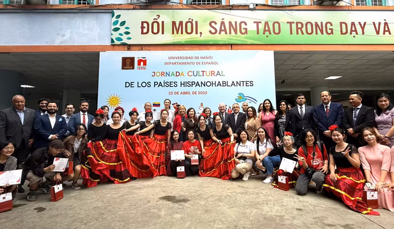 Los delegados y directivos de la Universidad de Hanói, junto con los profesores y estudiantes del Departamento de Español de esta institución universitaria, se hacen una foto de recuerdo. (Foto: Thanh Hang)