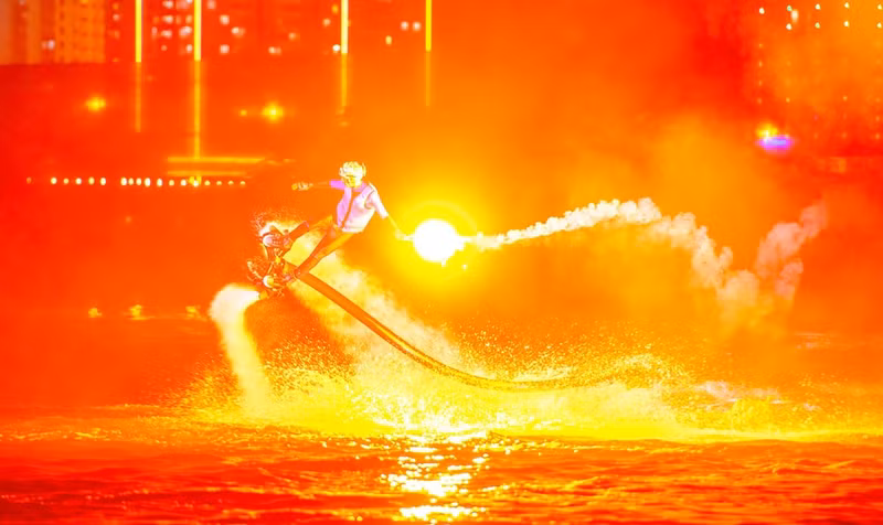 Los flyboarders y las "pinturas acuáticas" se sincronizan con la música y las luces del espectáculo Sinfónica de River. (Foto: Equipo Kim Lien)