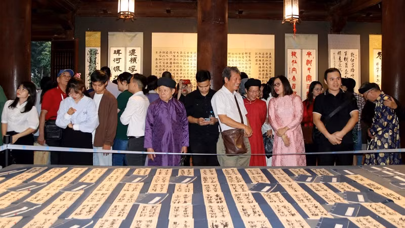 La exposición atrae a un gran número de visitantes. (Foto: baovanhoa.vn)