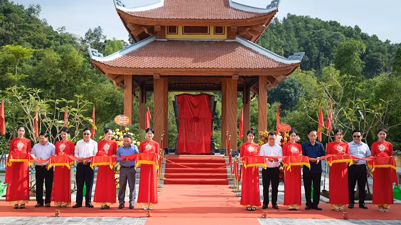  Los dirigentes de Nhan Dan y de la provincia de Thai Nguyen cortan la cinta para inaugurar la obra. 