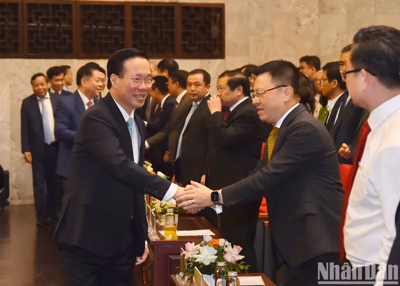 El presidente Vo Van Thuong y los delegados en el evento.
