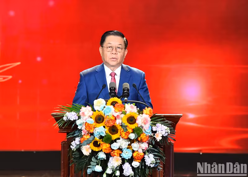 El jefe de la Comisión de Comunicación y Educación del CC del PCV, Nguyen Trong Nghia, interviene en el evento.