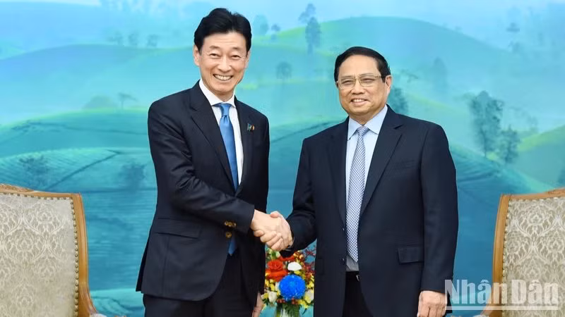 El premier vietnamita recibe al ministro de Economía, Comercio e Industria de Japón, Nishimura Yasutoshi.
