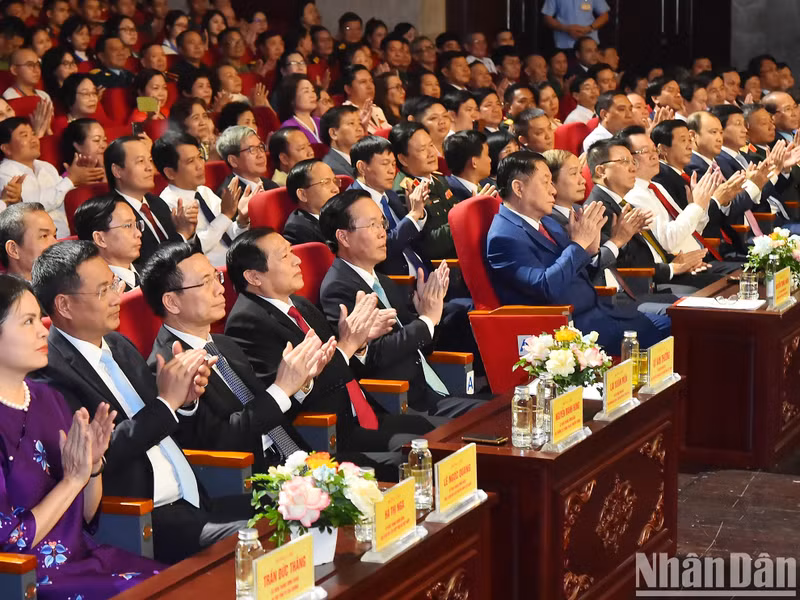 El presidente Vo Van Thuong y los dirigentes de Partido y el Estado en el programa.