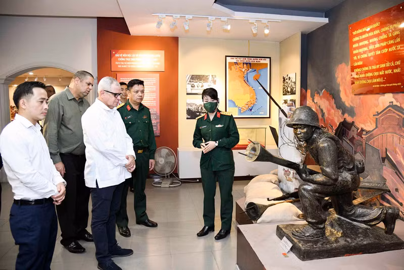 El personal del Museo de Historia Militar de Vietnam presenta imágenes y objetos que reflejan la historia militar de Vietnam. (Fotografía: quochoi.vn)