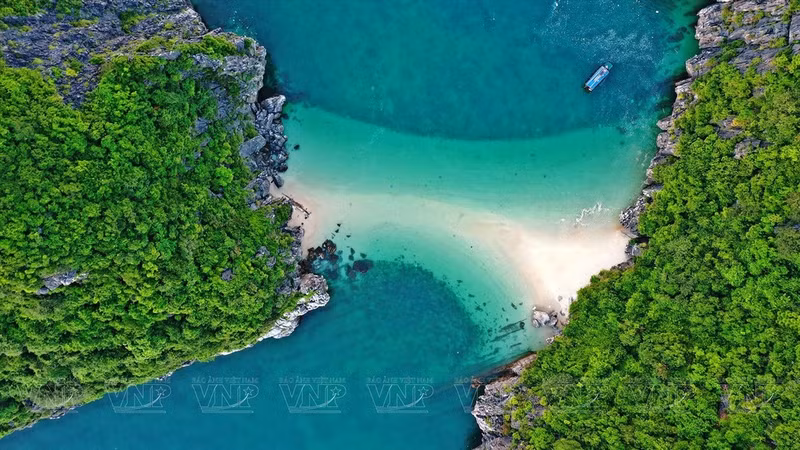 Las playas en la bahía de Lan Ha suelen tener olas tranquilas, lo que es ideal para los turistas que desean nadar. (Foto: Revista Vietnam)