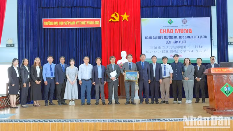Los dirigentes del Servicio de Educación y Formación de la provincia de Vinh Long posan para una foto con los representantes de las dos universidades.