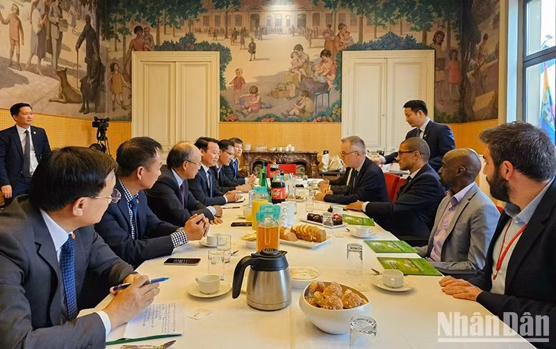 El secretario del Comité partidista de Yen Bai, Do Duc Duy, trabaja con los líderes de la ciudad de Saint-Ouen-sur-Seine. Las dos partes hablan sobre las posibilidades de cooperación como el desarrollo de infraestructuras de transporte urbano, la atención sanitaria, la educación y los deportes. El secretario del Comité partidista de Yen Bai, Do Duc Duy, trabaja con los líderes de la ciudad de Saint-Ouen-sur-Seine. Las dos partes hablan sobre las posibilidades de cooperación como el desarrollo de infraestructuras de transporte urbano, la atención sanitaria, la educación y los deportes.