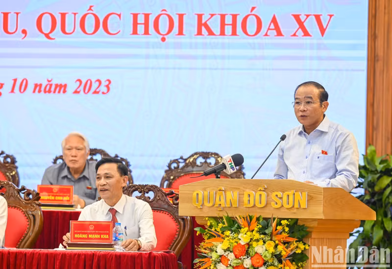 El subdirector de la delegación de la AN en la ciudad de Hai Phong, La Thanh Tan, presenta un informe a los votantes.