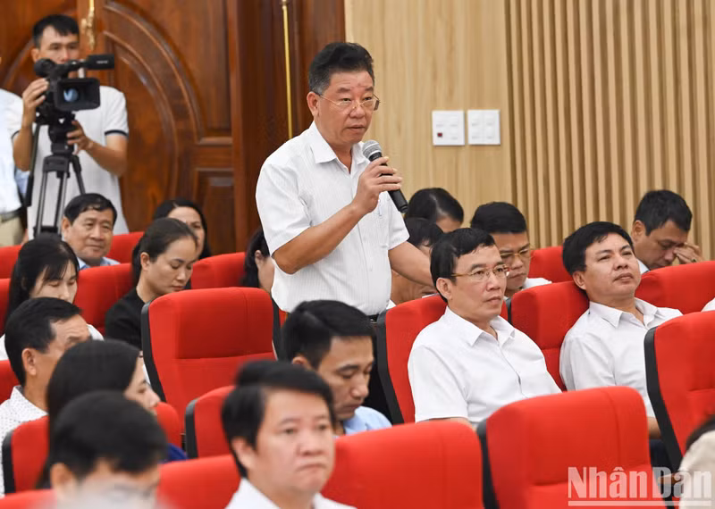 E votante Dinh Xuan Nguyen, residente en el distrito de Van Huong, comenta sobre la gestión de la tierra.