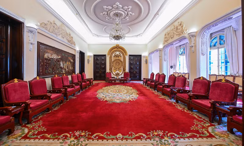 Actualmente, el lugar está dedicado a las actividades de protocolo exterior del Partido, el Estado y el Ministerio de Asuntos Exteriores. En la foto se muestra una de las dos salas de recepción del primer piso, abierta para que los visitantes puedan verla desde el exterior (foto: vnexpress.net).