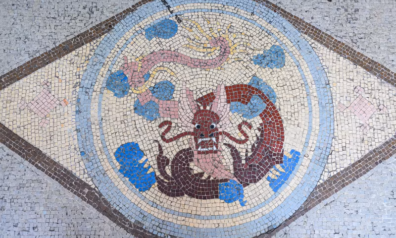 El motivo del dragón en los escalones que dan al campus trasero del palacio es un detalle poco común que refleja el carácter oriental de la construcción en su conjunto. (Foto: vnexpress.net)