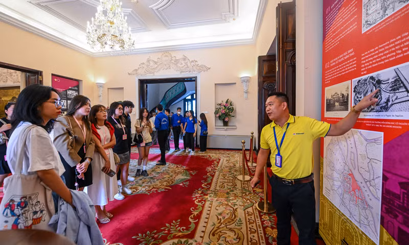 Nguyen Tuan Anh, guía turístico de la empresa Vietravel, se sorprendió por el interés de los jóvenes en su presentación sobre la historia de la obra. En un recorrido de 30 minutos, los visitantes pueden explorar el palacio y conocer más sobre la historia y la cultura de la capital (Foto: vnexpress.net).
