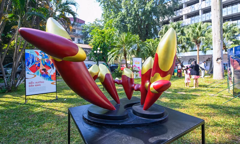 Durante el festival, en el campus trasero de la Casa de Huéspedes del Gobierno se exhiben obras del complejo de instalaciones y exposiciones de un grupo de escultores y diseñadores gráficos de la Universidad de Arquitectura de Hanói. Los autores desean mostrar una perspectiva de los valores antiguos en la vida cotidiana. (Foto: vnexpress.net)