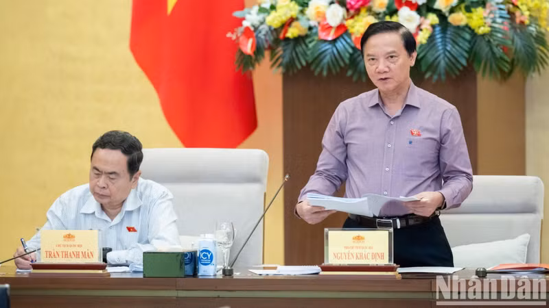 El vicepresidente de la AN, Nguyen Khac Dinh, habla en la reunión.