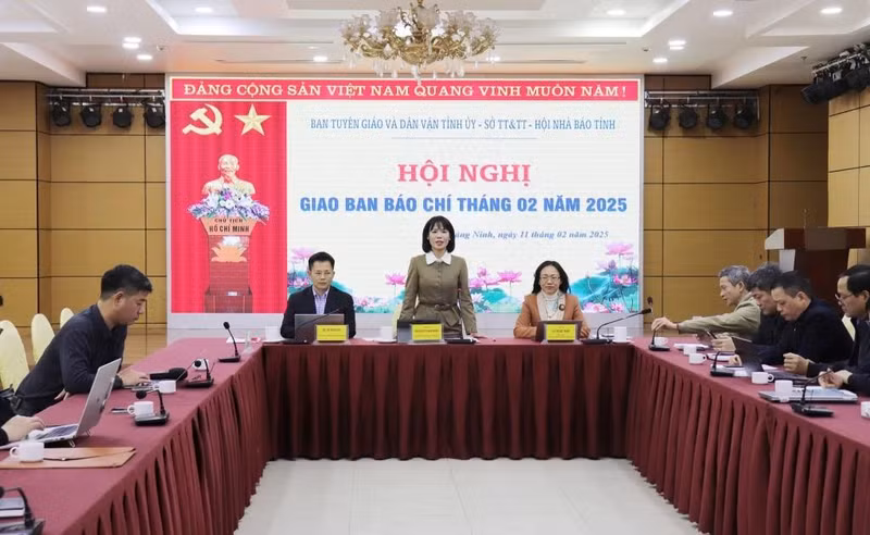 En la conferencia de prensa sobre la organización del Programa de Reunión de Primavera de 2025 y la 16ª Conferencia del Comité de Trabajo Conjunto entre provincias vietnamitas y chinas. (Foto: baoquangninh.vn)