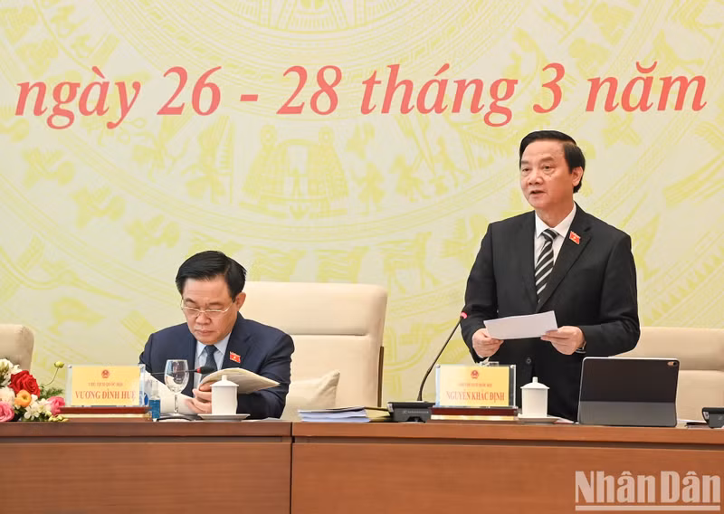 El vicepresidente de la ANV, Nguyen Khac Dinh, modera el debate sobre el proyecto de Ley de la Capital (enmendado).