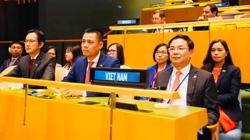 La delegación vietnamita en la sesión para votar y anunciar la membresía del Consejo de Derechos Humanos de las Naciones Unidas para el período 2023-2025. (Fotografía: Ministerio de Relaciones Exteriores)