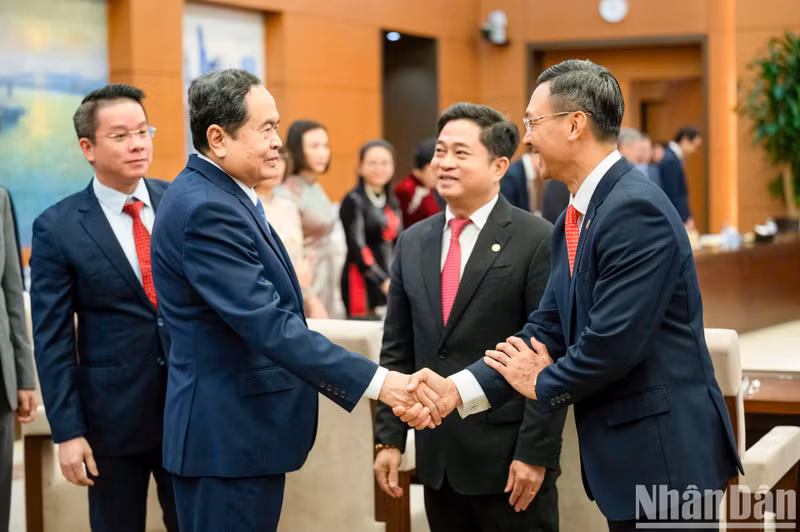 El presidente de la ANV, Tran Thanh Man, con los recién nombrados embajadores y jefes de las representaciones diplomáticas vietnamitas en el exterior.