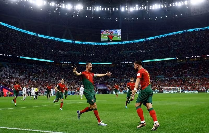 Cristiano Ronaldo y Bruno Fernandes celebran su primer gol contra Uruguay. (Fotografía: Reuters)