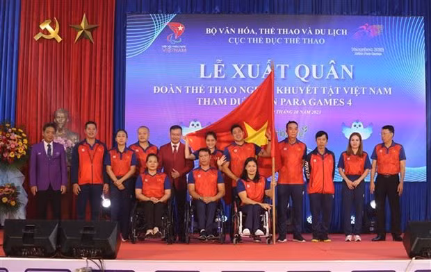 El viceministro de Cultura, Deportes y Turismo, Hoang Dao Cuong, se toma una fotografía con representantes de la delegación vietnamita. (Fotografía: VNA)