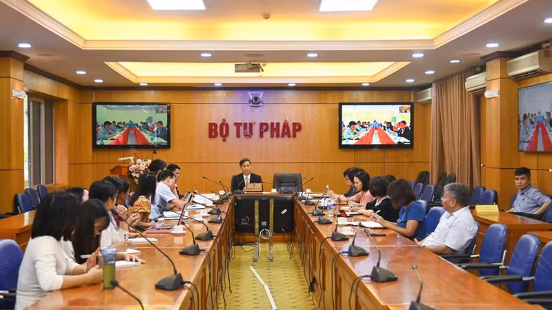 En la reunión. (Foto: baodautu.vn)