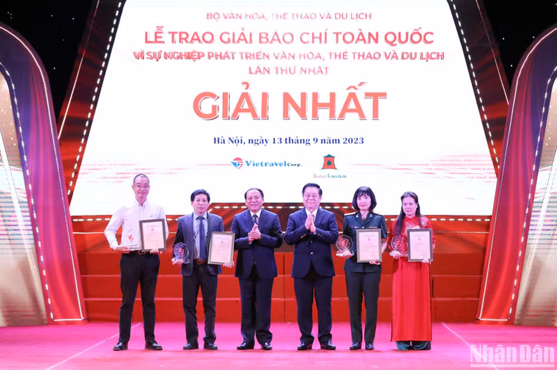 El jefe de la Comisión de Comunicación y Educación del Comité Central del PCV, Tran Trong Nghia, otorga el primer premio a los ganadores. 