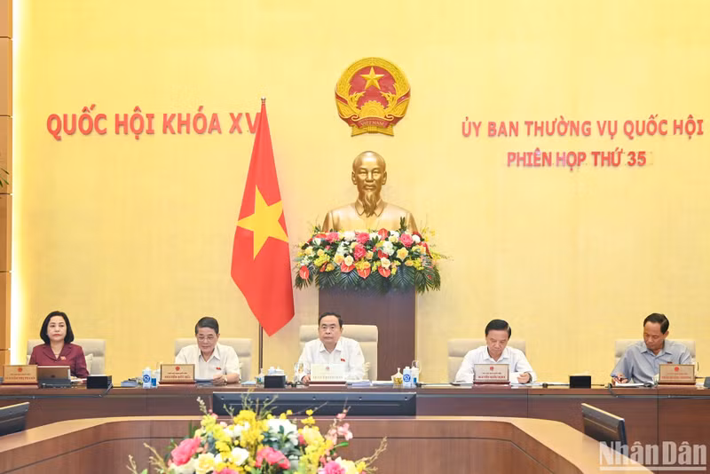 El presidente de la AN, Tran Thanh Man, y los vicepresidentes de este órgano presiden la reunión.
