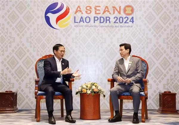 El ministro de Relaciones Exteriores de Vietnam, Bui Thanh Son, sostiene encuentro con el viceprimer ministro y canciller tailandés Parnpree Bahiddha-Nukara. (Foto: VNA)