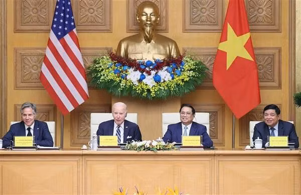 El presidente de Estados Unidos, Joseph Biden, y el premier de Vietnam, Pham Minh Chinh, participan en Hanói en la Conferencia bilateral de alto nivel sobre la Inversión e Innovación. (Foto: VNA)