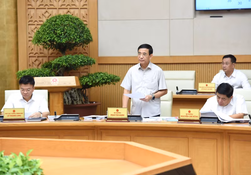 El ministro de Defensa Nacional, Phan Van Giang, habla en la reunión. El ministro de Defensa Nacional, Phan Van Giang, habla en la reunión.