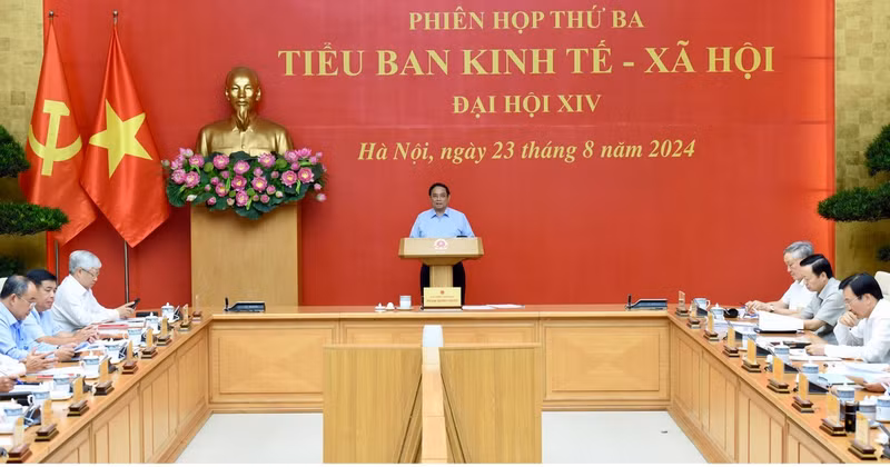 El primer ministro Pham Minh Chinh preside la reunión. 