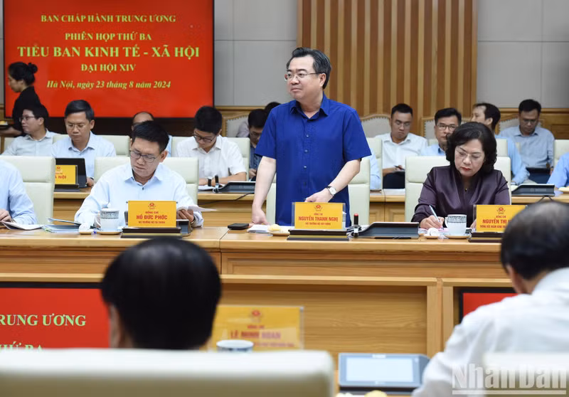 El ministro de Construcción, Nguyen Thanh Nghi, interviene en la reunión.