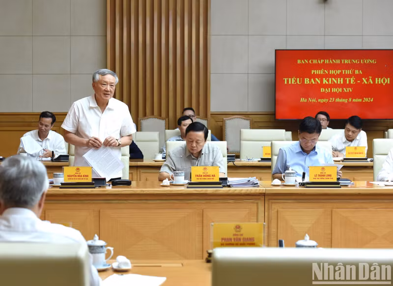 El presidente del Tribunal Supremo Popular, Nguyen Hoa Binh, habla en la reunión.