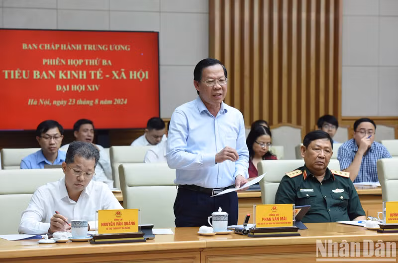El presidente del Comité Popular de Ciudad Ho Chi Minh, Phan Van Mai, expresa sus opiniones.